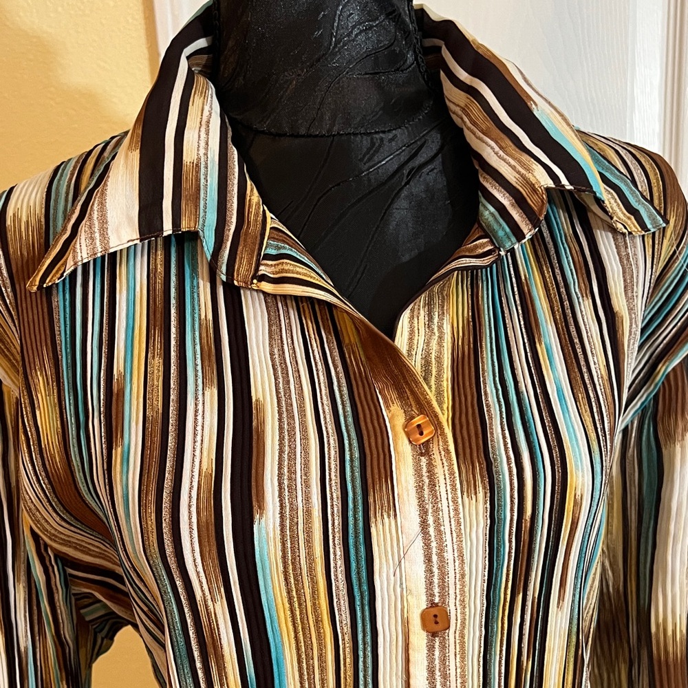 Striped Button-Up Shirt with ruffle sleeves - Picture 3 of 6